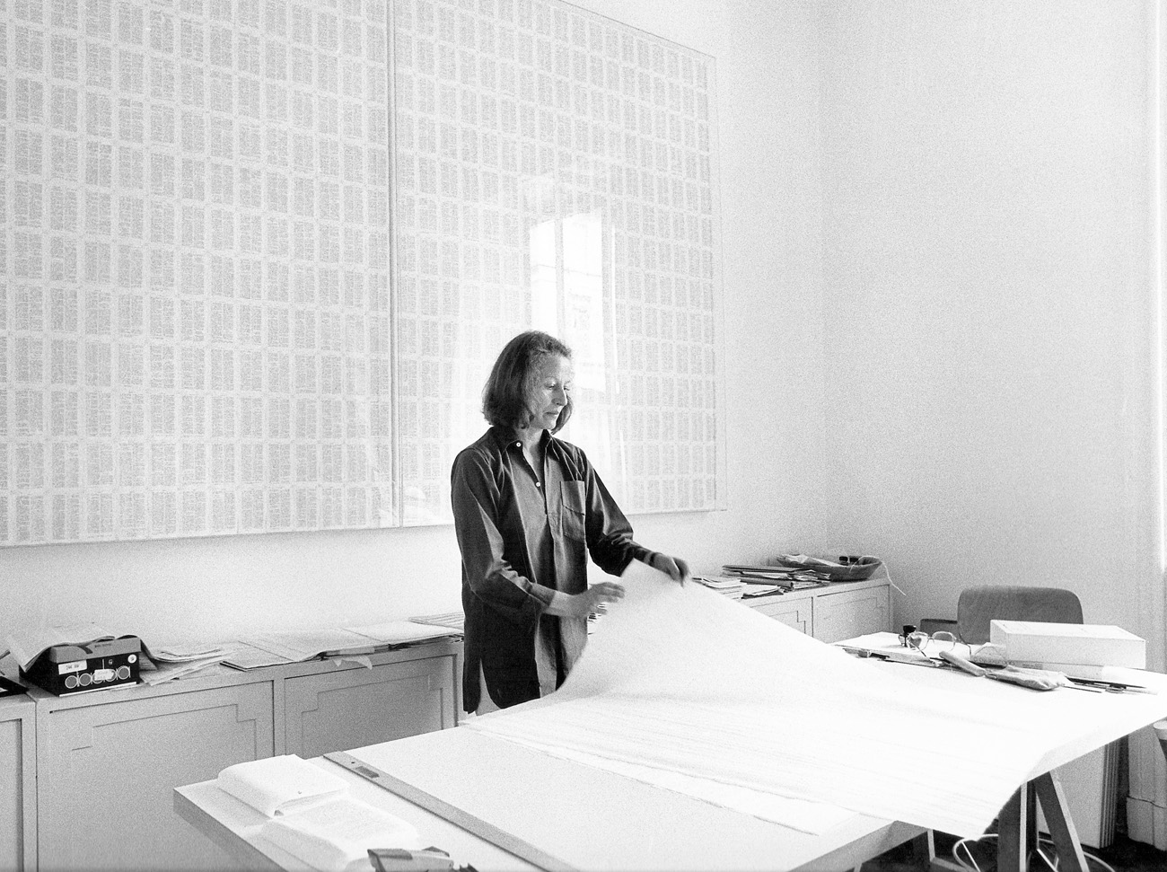 1 Irma Blank nel suo studio Milano 1977 photo Maria Mulas