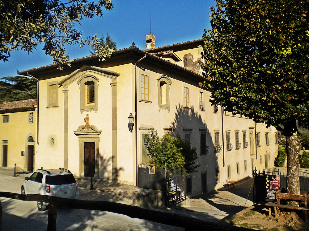 Villa Vai al Mulinaccio facciata cappella